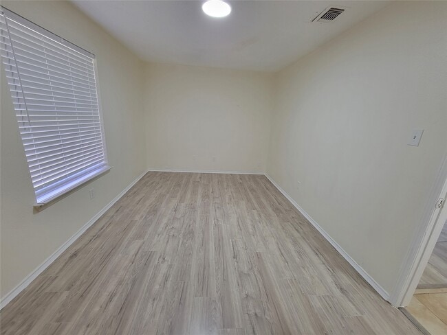 Building Photo - 2034 Village Park Dr