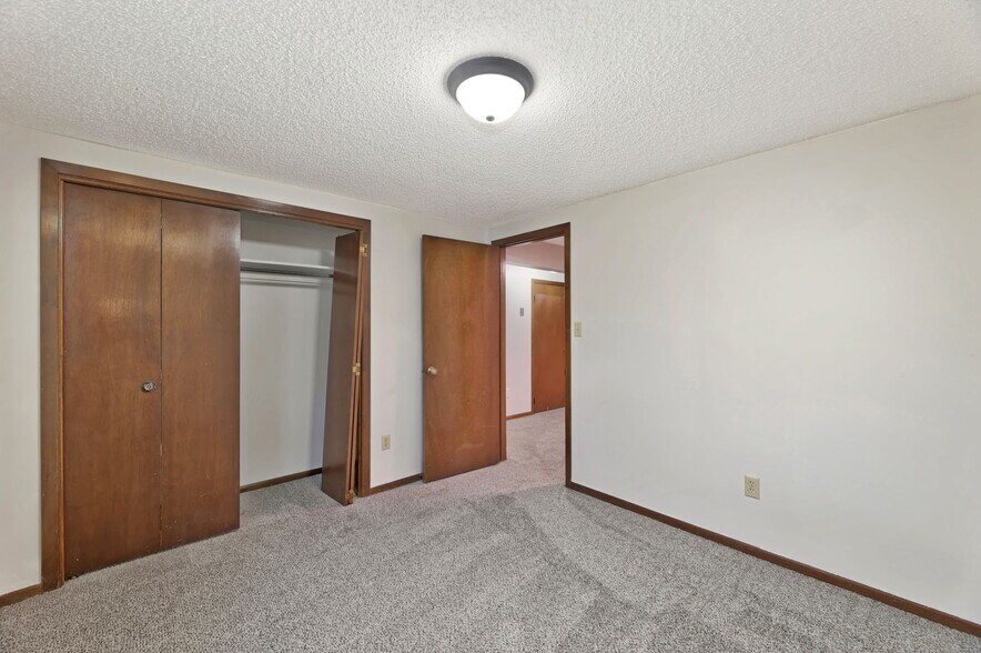 Building Photo - 1102 E Redwood Rd