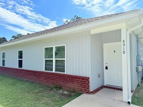 Building Photo - Charming 2 Bed/2 Bath Duplex