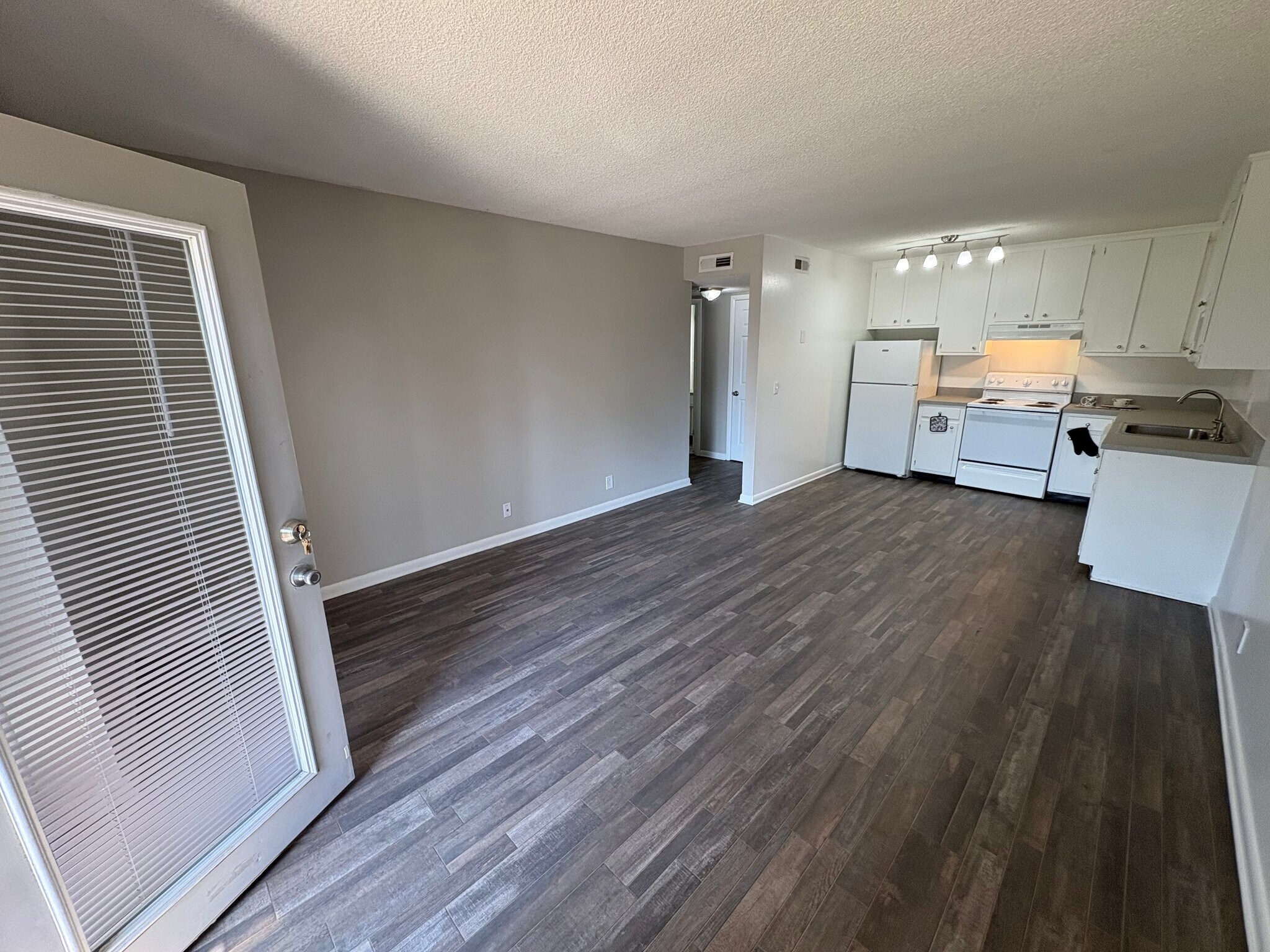 Building Photo - 1005 Hickory Hill Ln