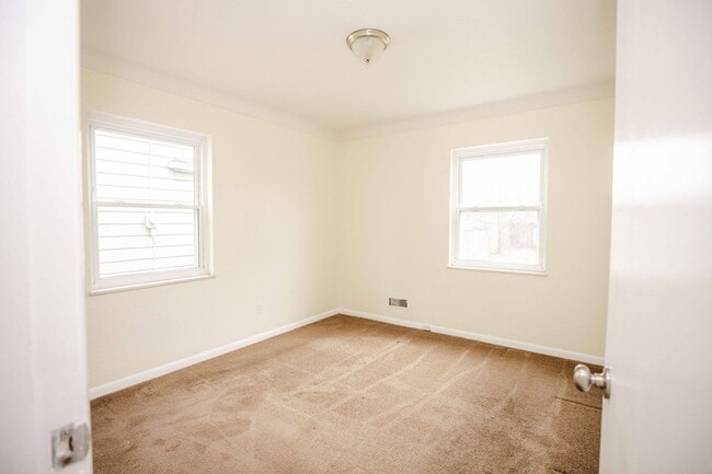 Building Photo - Beautiful Three Bedroom Home For Rent In Washington Local!