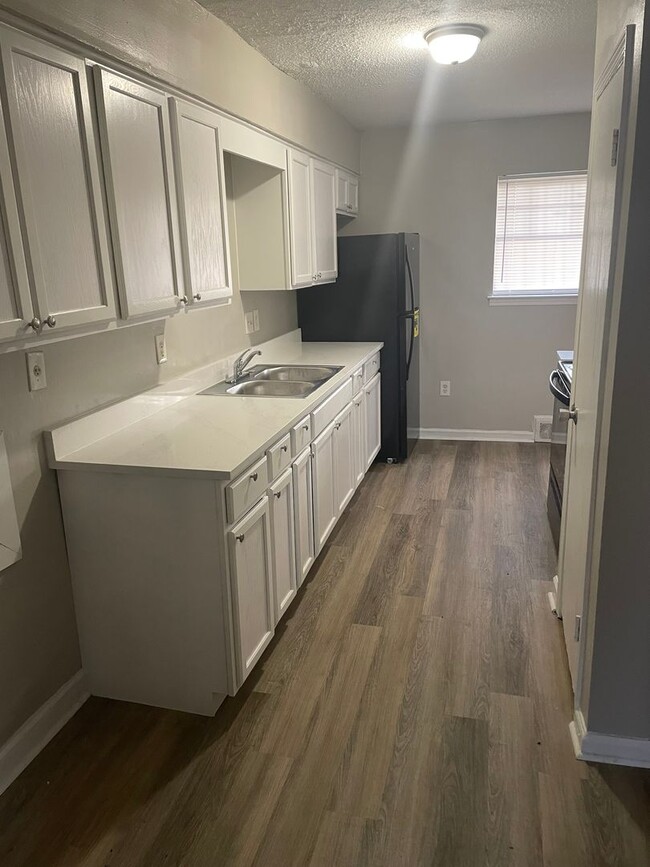 Building Photo - Remodeled 3 bedroom 2 bath