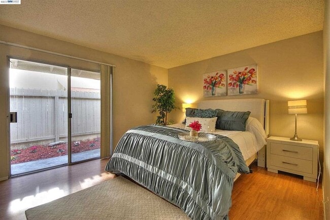 Building Photo - For Rent – Charming 2BR single level condo...