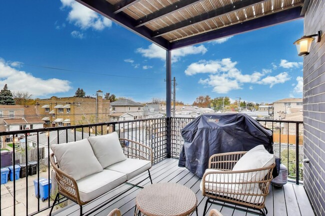 Building Photo - 3320 N Narragansett Ave