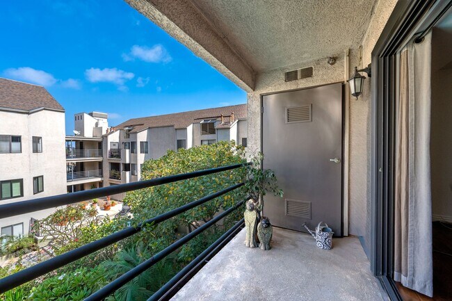Building Photo - Modern Condo with over 1300 Square Feet wi...