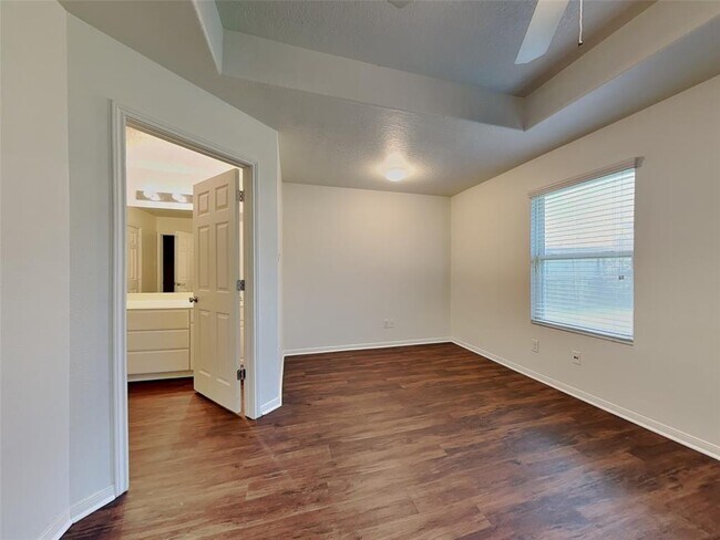 Building Photo - 2407 Aspen Dale Dr