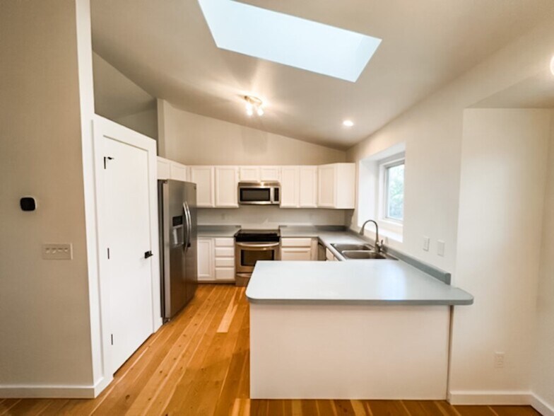 Newer stainless steel appliances - 649 Foxtail St