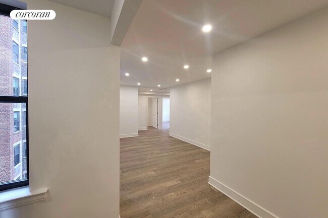 Building Photo - 45 W 81st St