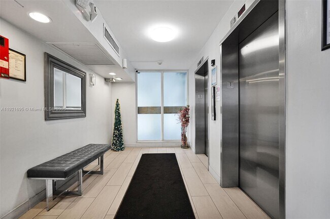 Building Photo - 3401 N Country Club Dr