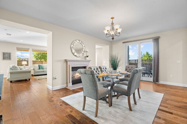 Building Photo - HILLTOP CORNER HOME WITH GORGEOUS VIEWS