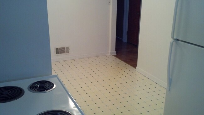 Building Photo - 3 Bedroom, 1 Bath Home with Hardwood Floors!