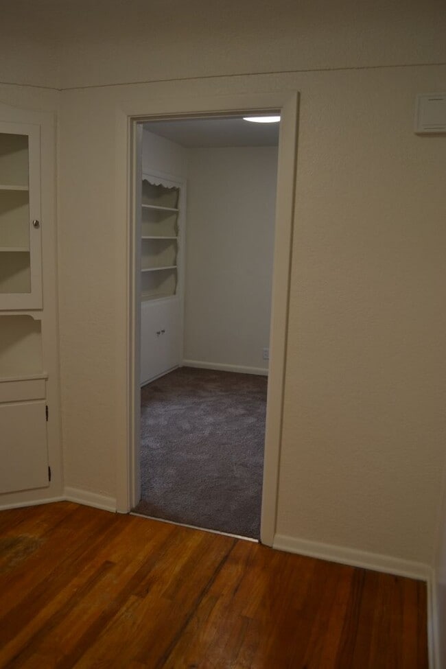 Building Photo - Quaint two-bedroom charmer in Northeast Salem