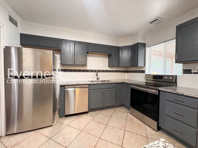 Building Photo - 3 Bed/2 Bath Home with Garage & Fenced Yard / Available Now!