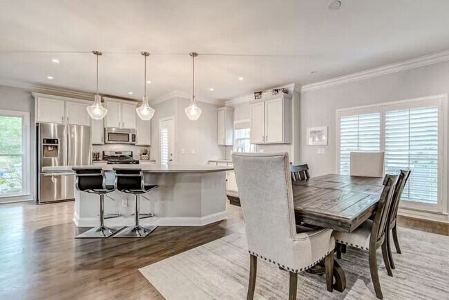 Building Photo - 739 Saint Charles Ave NE