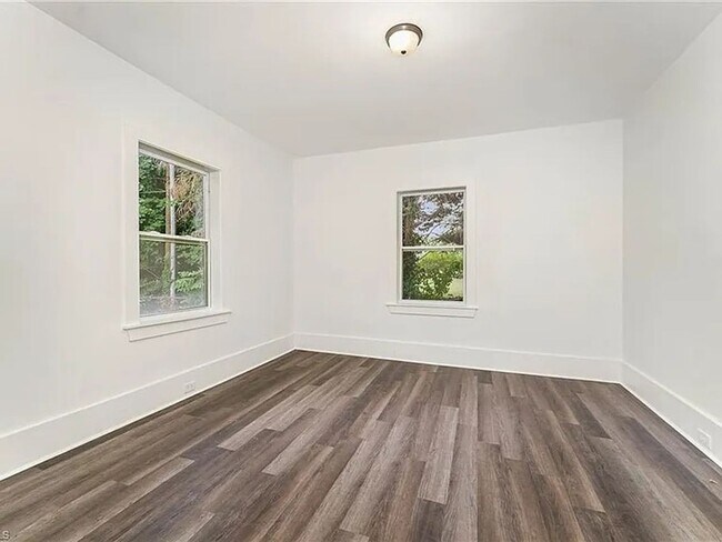 Building Photo - Charming Fully Renovated Cottage Minutes from Downtown!