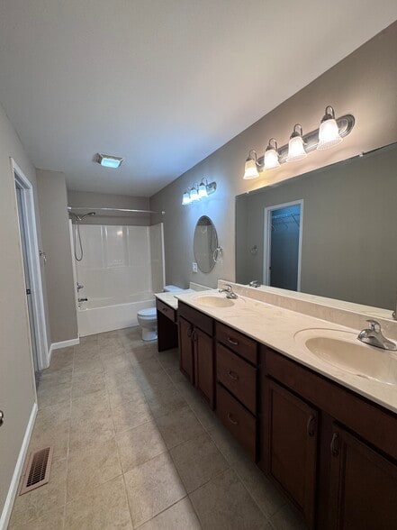 Building Photo - 3570 Castlebrooke Ln