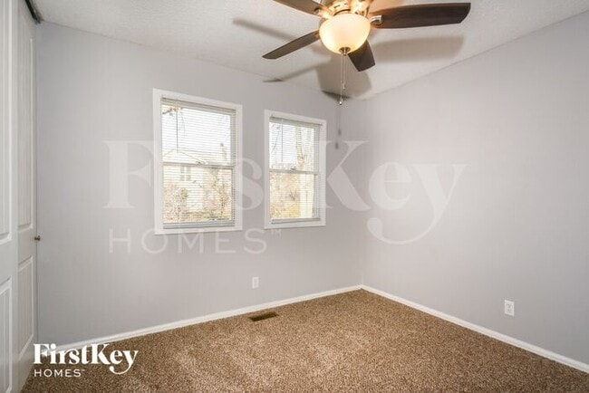 Building Photo - 213 Hollyberry Ct