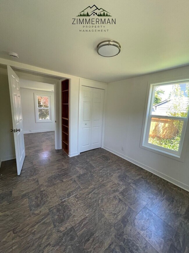 Building Photo - Newly remodeled house in a quiet neighborhood in Springfield