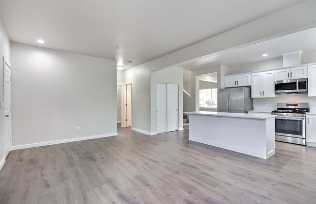 Building Photo - Updated, DuPont 3 BR home with AC for rent.