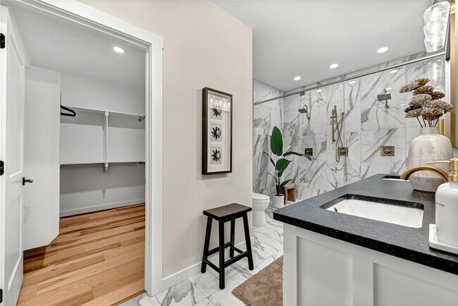 Building Photo - 1433 S Duncan Ave