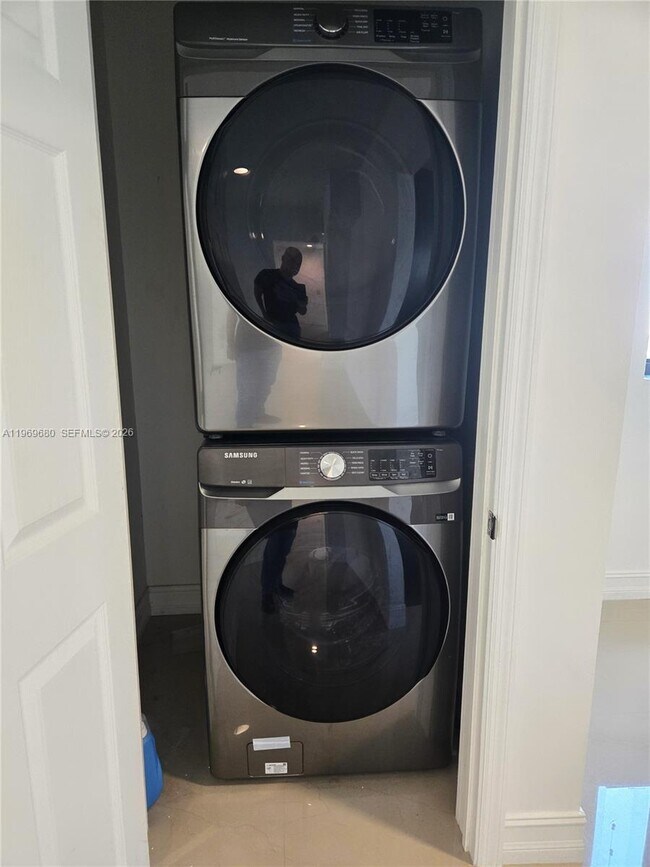 Building Photo - 323 SW 31st Ct