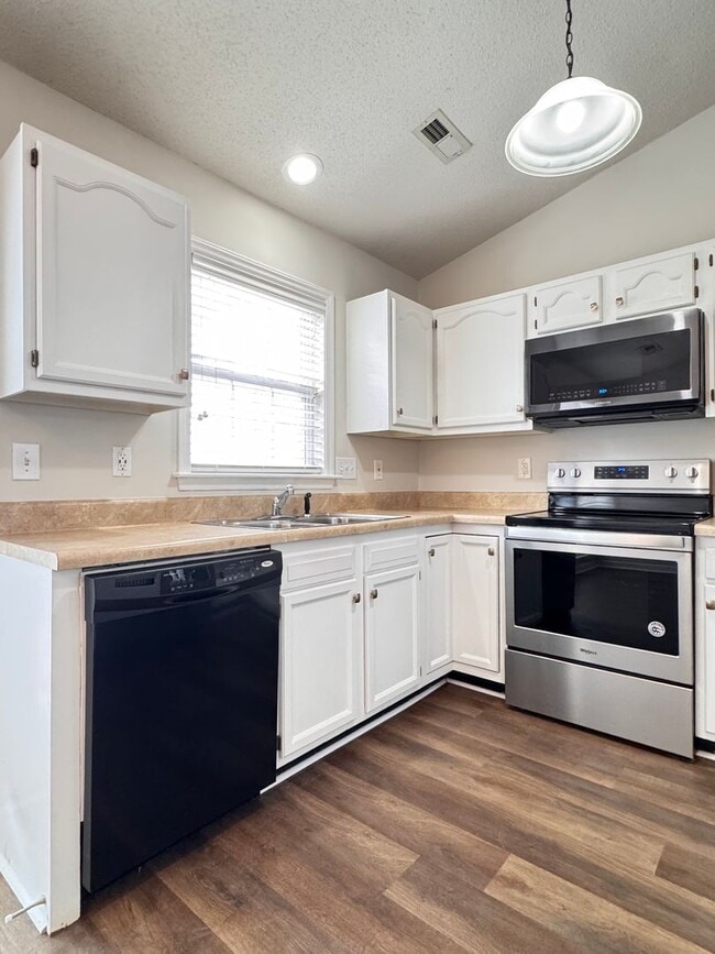 Building Photo - 2BR 2BA One Level Townhome with Garage