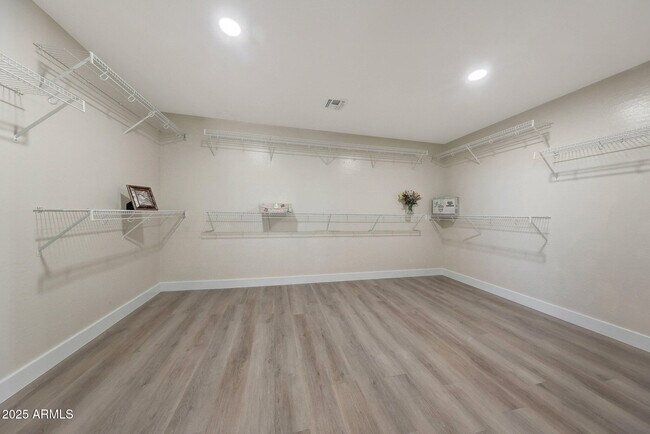 Building Photo - 9423 W Monte Vista Rd