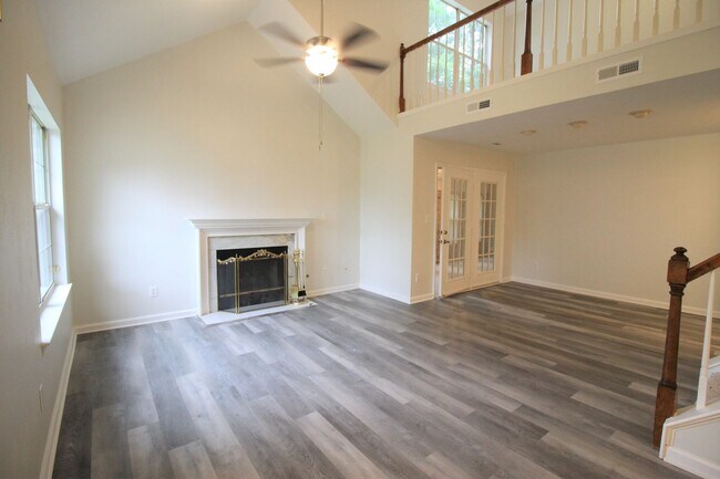 Building Photo - Maintenance free 2 bed and 2 bath condo in award winning golf course community of Kiln Creek