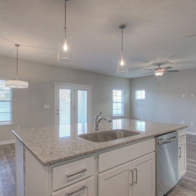 Building Photo - Upgraded, Luxury Townhouse