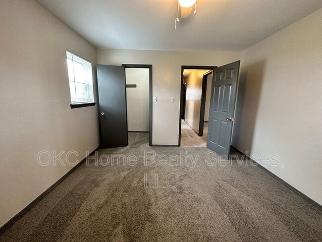 Building Photo - 1706 Surrey Pl