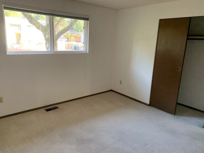 Building Photo - Spacious 3 bed 2 bath rambler home in Boulevard Lane, Renton