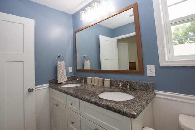 Building Photo - Charming 3-bedroom, 2.5-bath home nestled in the heart of Carthage