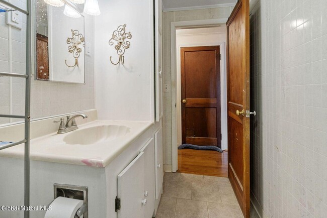 Building Photo - 23 Lakeview Ave