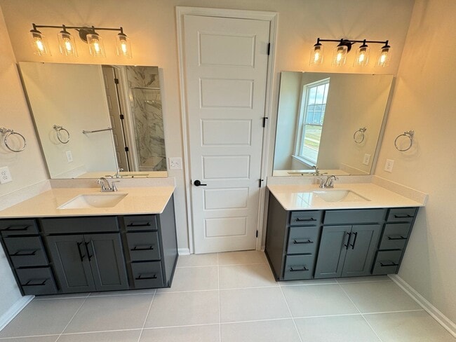 Building Photo - Built in 2024 End Unit with very convenien...