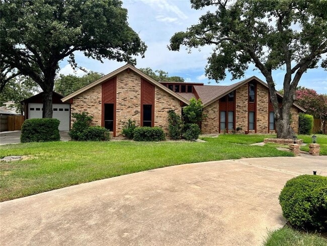 Building Photo - Prestigious Linwood Acres / .44 acres / Rockdale, TX / Swimming Pool