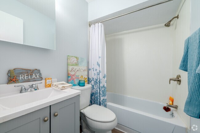 Unit 7 - 625SF - Bathroom - 12204 Madison Ave
