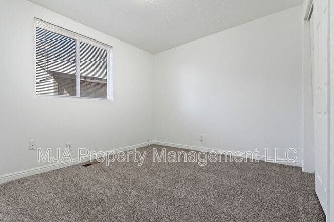 Building Photo - 443 Dorothea Way
