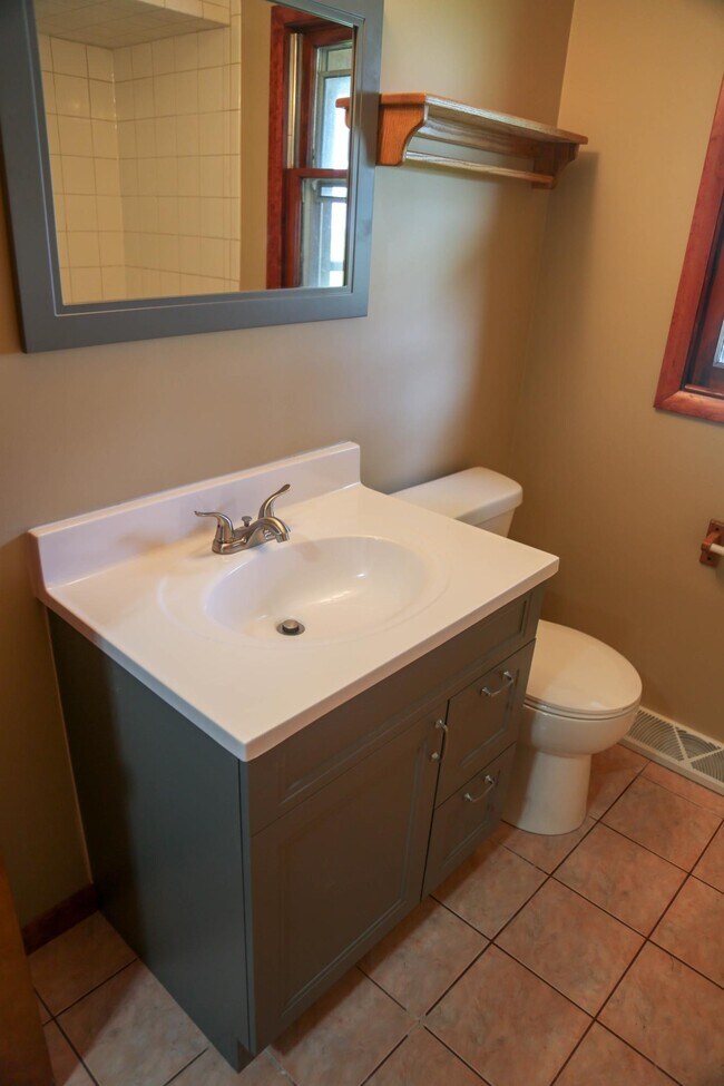 Building Photo - 631 Elm St