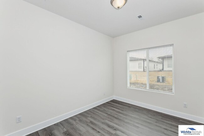 Building Photo - 3 bed, 2 bath duplex SE Wichita