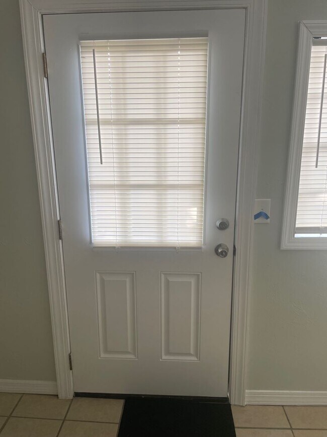 Building Photo - Spacious 2 bedroom, 1 bathroom home Availa...