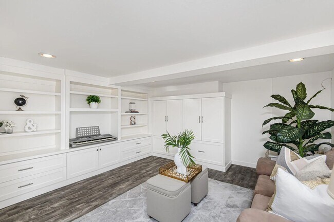 Building Photo - Updated 3BD/2BA Menlo Park Home with French Oak Floors + Bonus Room