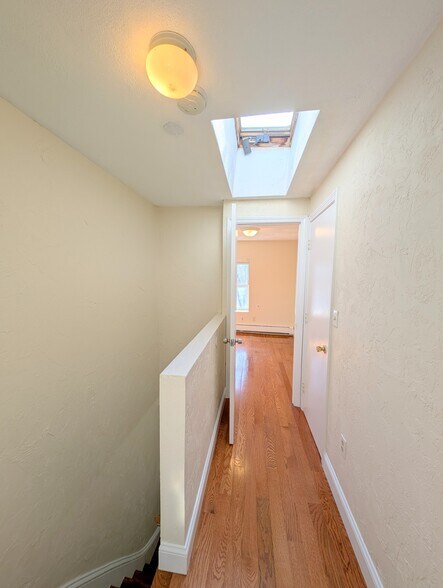 Building Photo - 6 Evergreen Sq