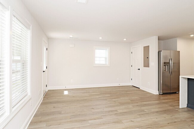 Building Photo - Pet-Friendly Apartment Near Crozet Park