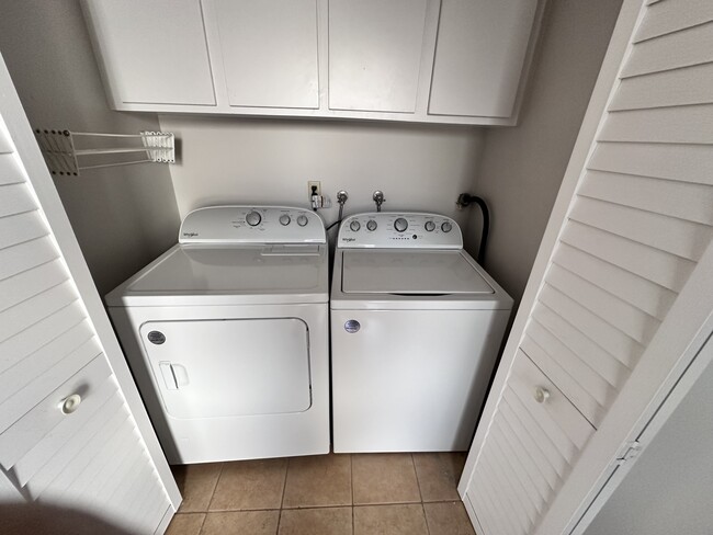 Washer Dryer in unit. - 848 Lincoln Blvd