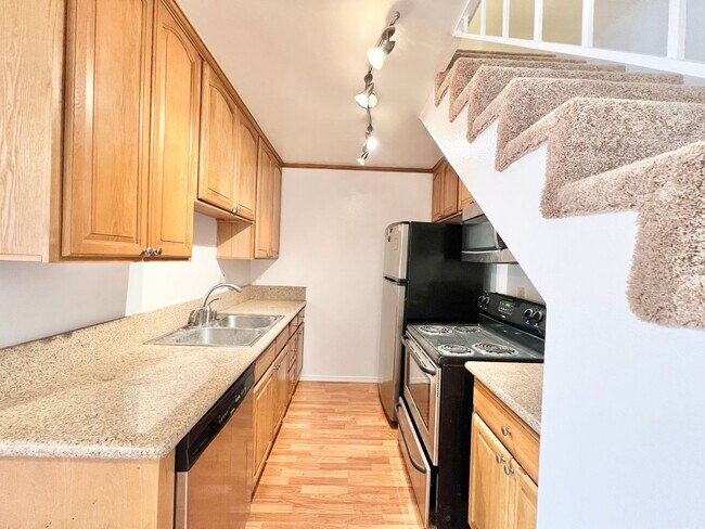 Building Photo - Spacious 1 Bedroom + Loft Condo in the Lindenwood Building – Bixby Knolls
