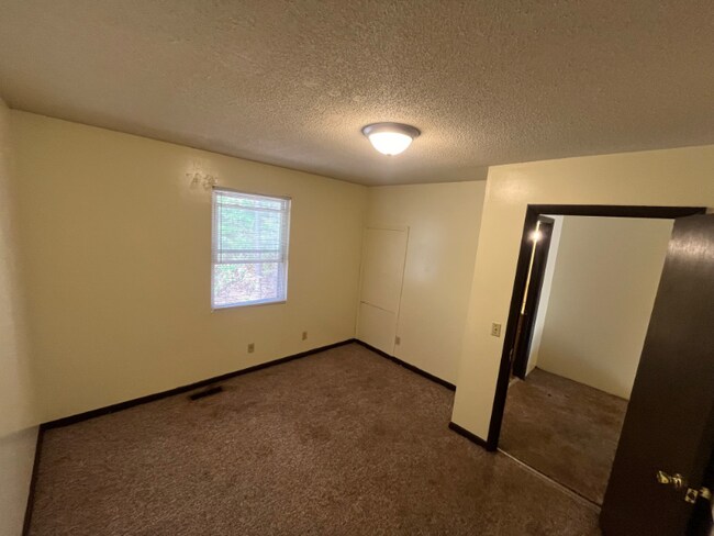 Building Photo - 147 Woodland Dr