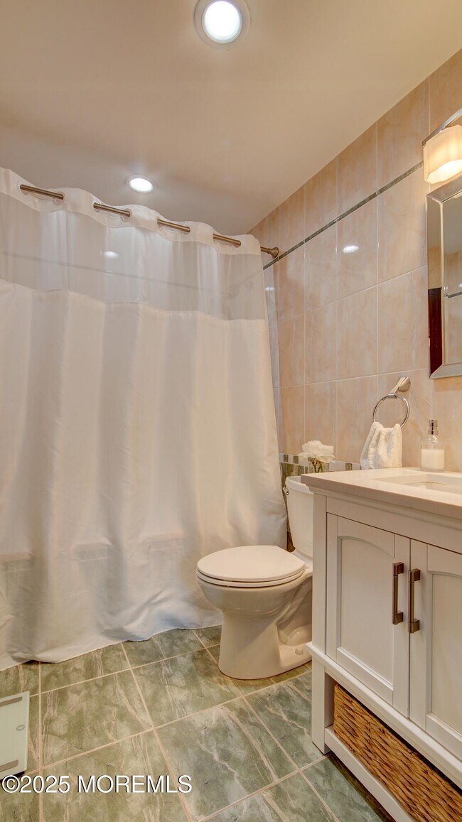 Building Photo - 141 Chestnut Way