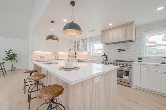 Building Photo - 6254 Locke Ln