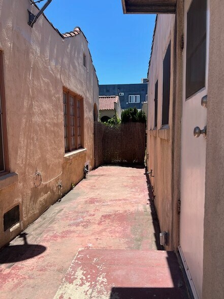 Private patio - 1018 1/2 N Serrano Ave