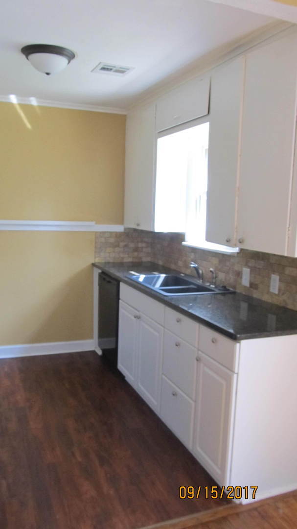 Building Photo - 2 bedroom/1 bathroom - Centrally Located i...